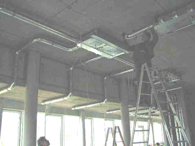 Klimager�temontage in einem B�rogeb�ude
